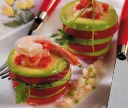 Millefeuilles de tomate et avocat, vinaigrette aux crevettes